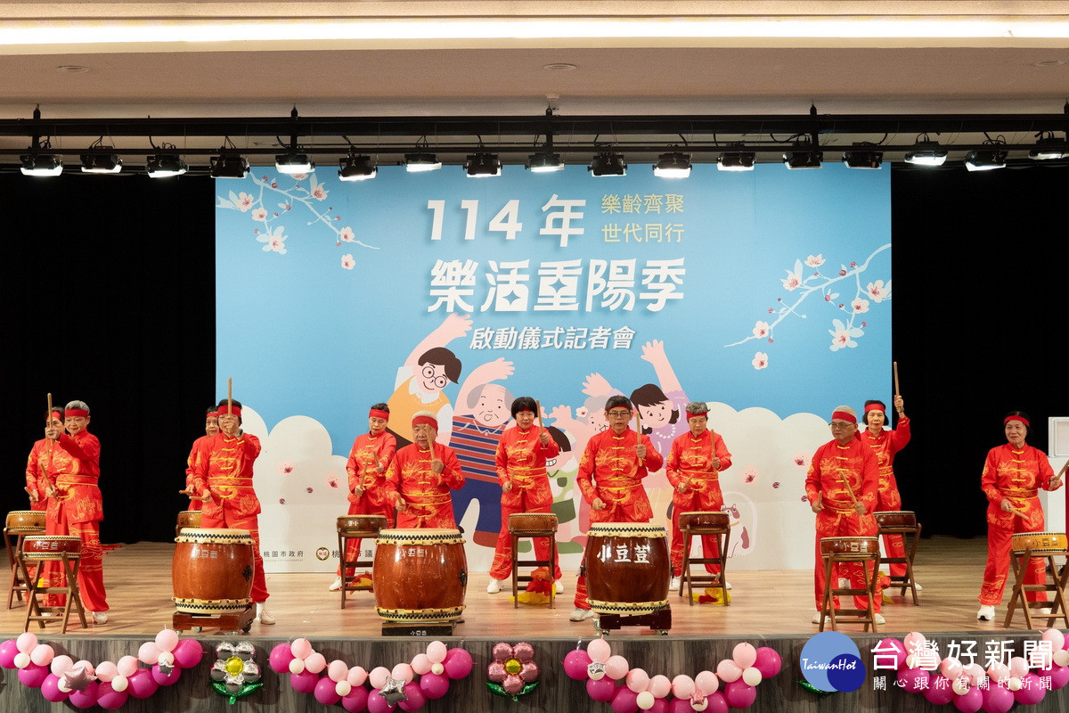 「114年樂活重陽季」啟動記者會中樂齡長輩進行開場表演。<br />
