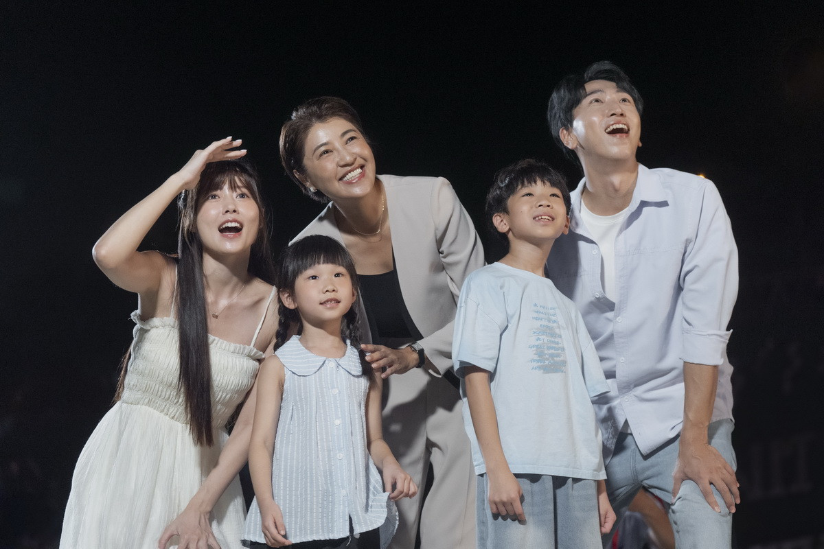 許縣長也與民眾一同觀賞。（縣府提供）