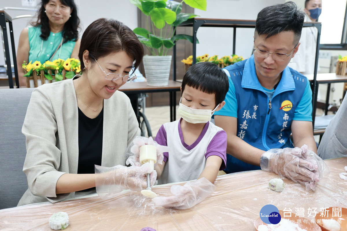 許縣長與張市長和小朋友做月餅。（縣府提供）
