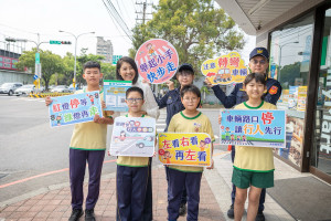 許縣長親自為交通安全月代言宣導。（縣府提供）