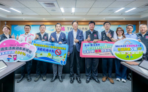 桃園市長張善政於市政會議中頒發「114年各區公所與局處共同提案考核第1名」獎項。