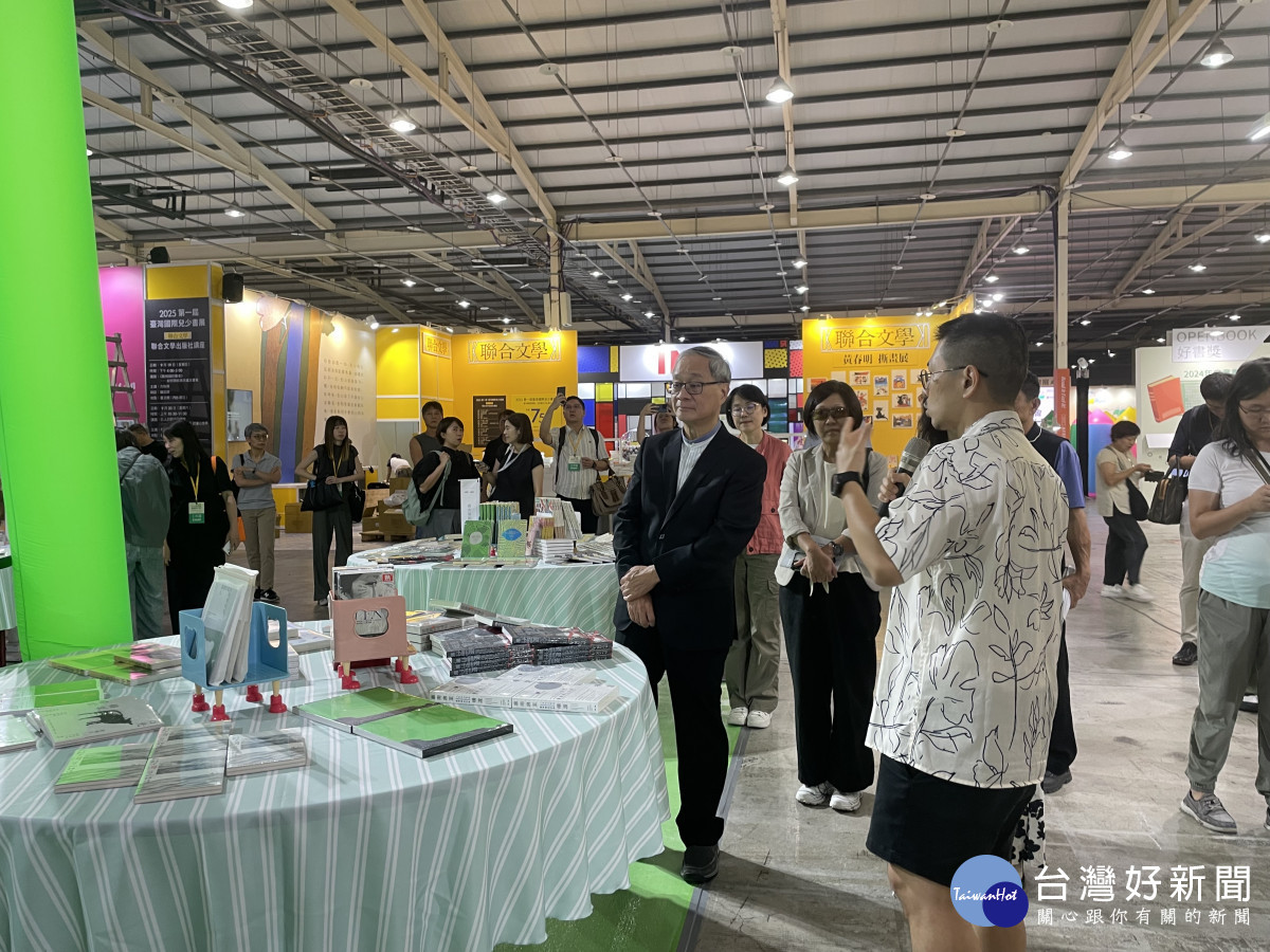 文化部長李遠參觀書展攤位