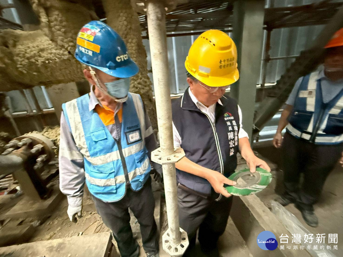 環保局長陳宏益親率隊現勘中火燃氣機組