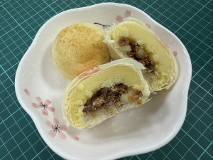 中秋月餅要適量，最好與親友分享。（南投醫院提供）