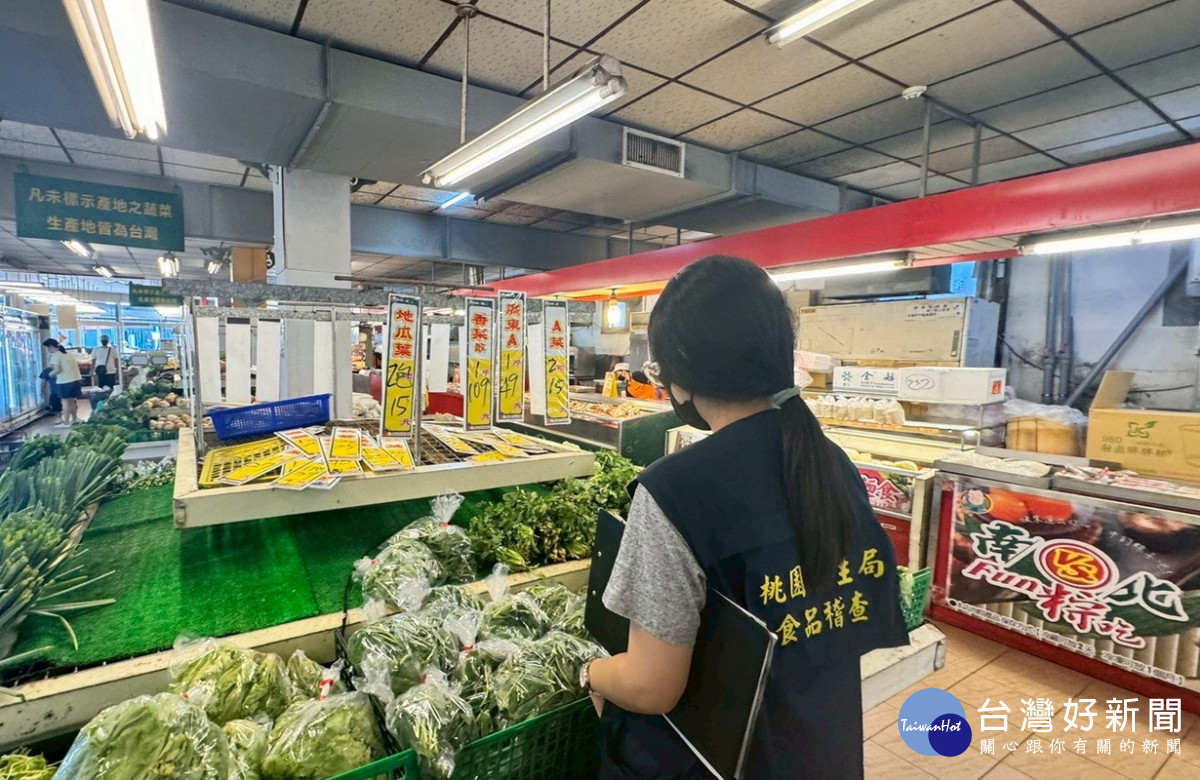 桃園市政府衛生局稽查人員進行114年中秋節應景食品抽驗。