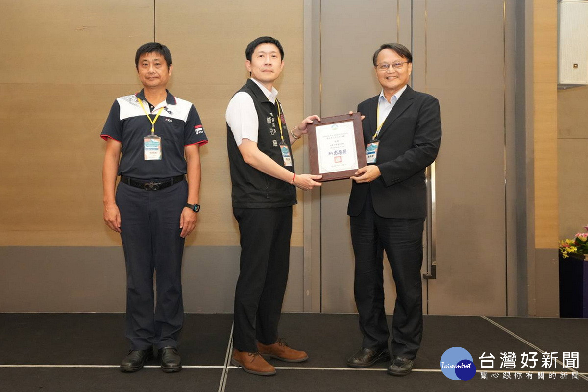 環境部頒發感謝狀予桃園市環保局長顏己喨與消防局簡任技正戴明杉。