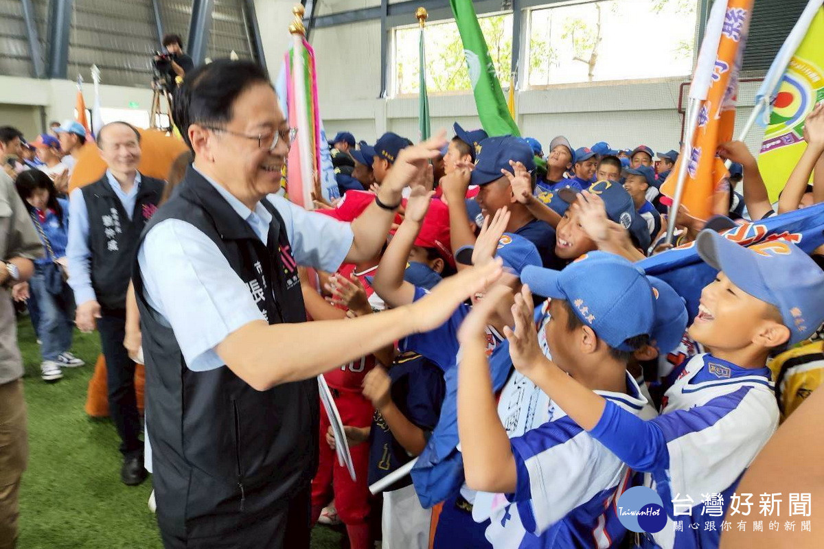 桃園市長張善政與小選手們互動。<br />
