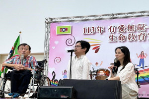 混障綜藝團演出照。