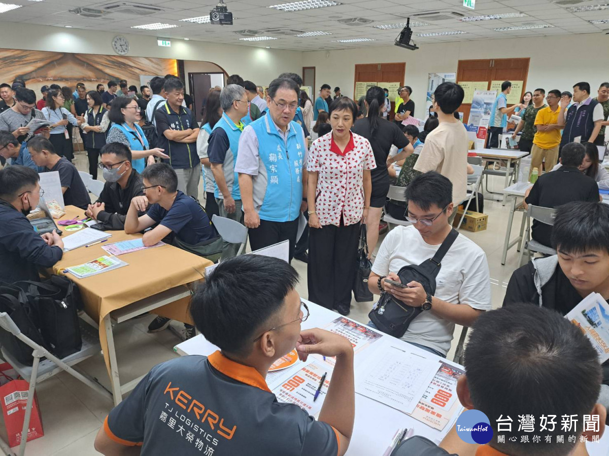 現場徵才參加民眾踴躍把握機會，參與徵才面試(新竹榮服處提供)