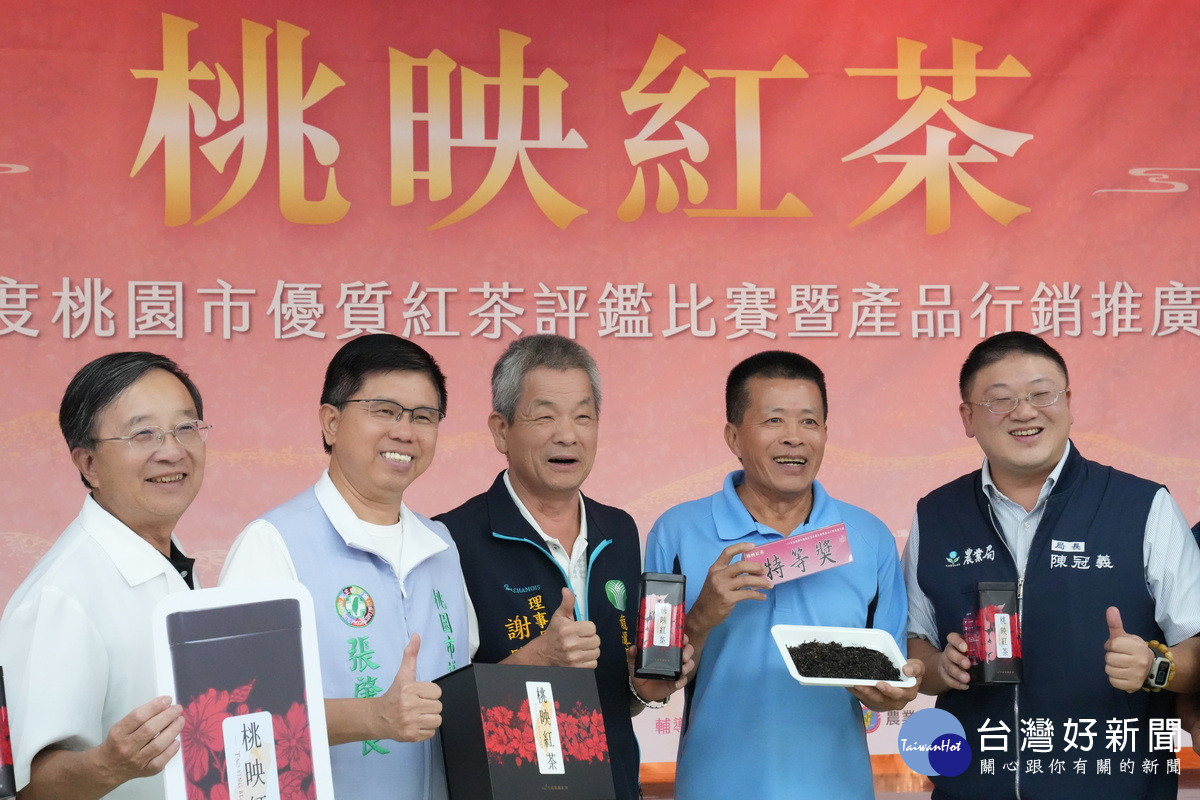 桃園市政府農業局長陳冠義恭賀獲得特等獎農友。<br />
