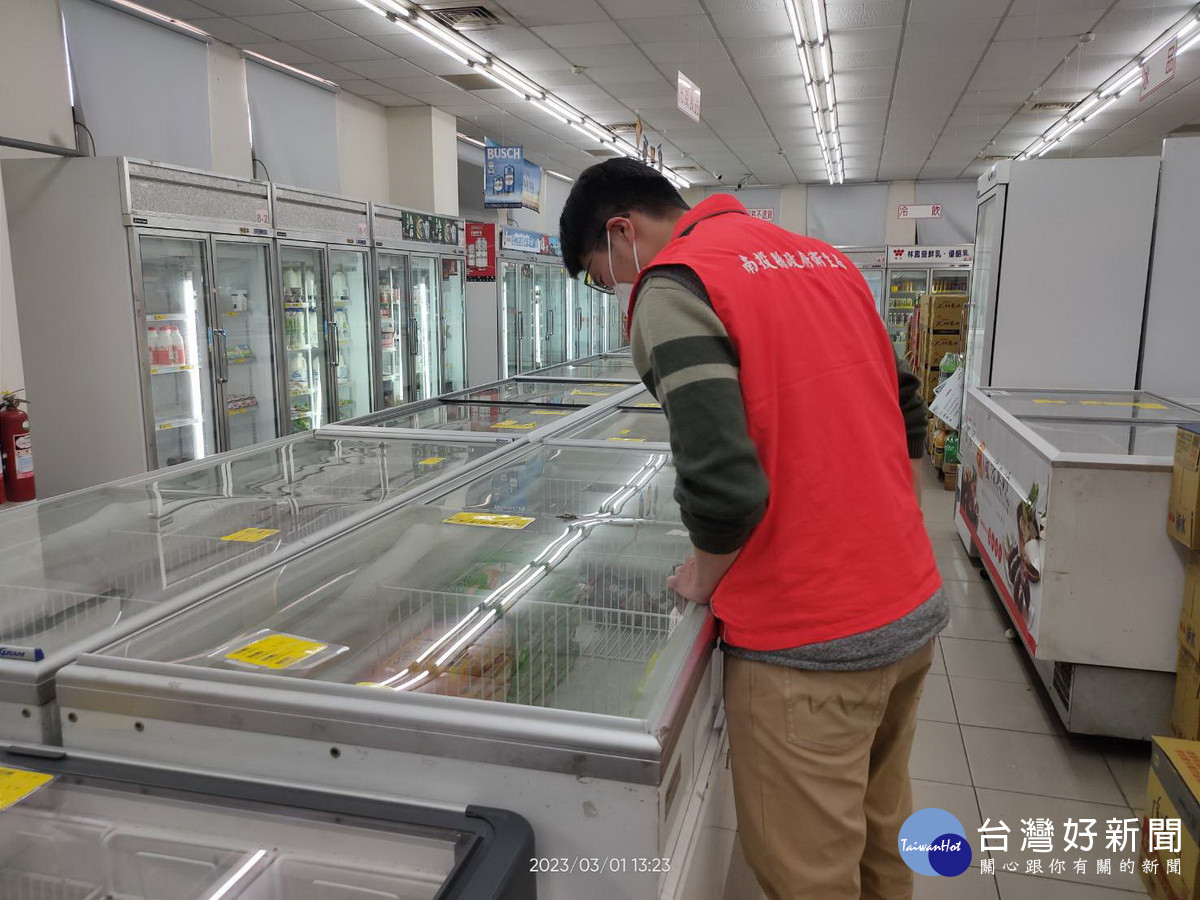 食材的存放應依溫度區分位置。（衛生局提供）