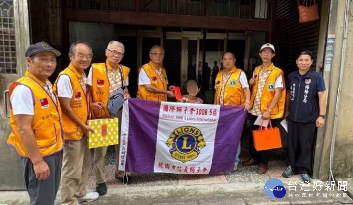 楊梅分局攜手信義獅子會中秋送暖，關懷弱勢家庭。