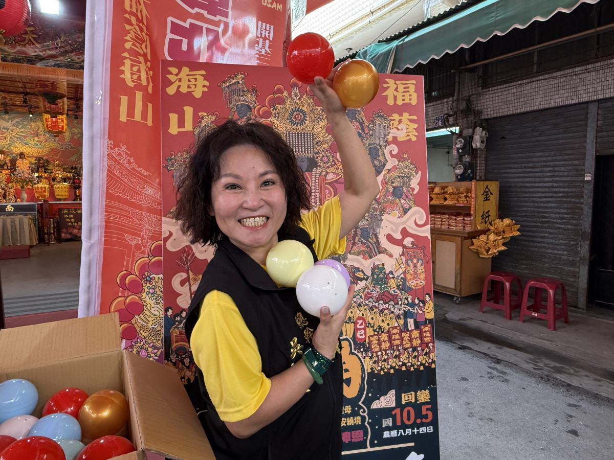 南瑤宮總幹事手持的扭蛋內有豐富獎品兌換券。圖／記者鄧富珍攝