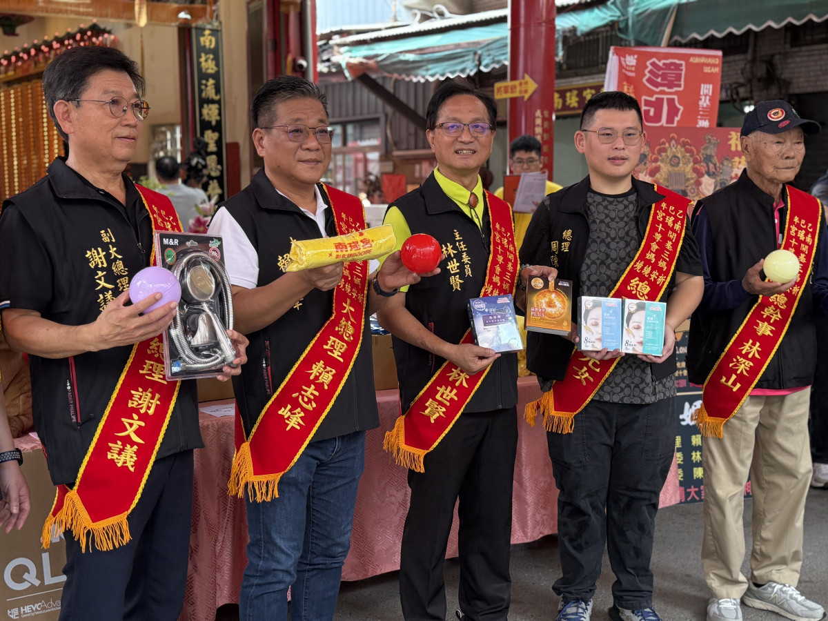 南瑤宮百年大整修遶境巡角行經9鄉鎮，活動中，將會發放內附禮品兌換券的「扭蛋」，包含贈品包括¡價值約1萬8千元的精品馬桶、一系列實用的生活用品。圖／記者鄧富珍攝