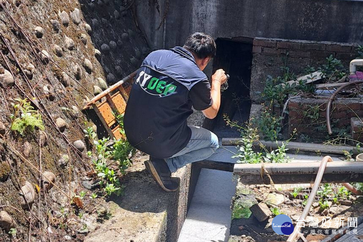 豆干工廠違規排放廢水，桃市環保局稽查人員火速追查。