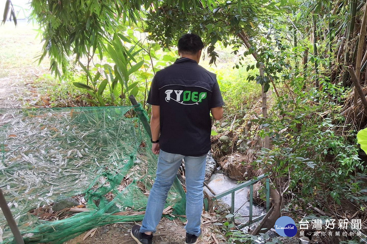豆干工廠違規排放廢水，桃市環保局稽查人員火速追查。