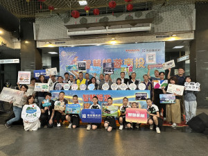 王副縣長與來賓為中台灣好玩卡啟動好玩卡推出活動。（記者扶小萍攝）