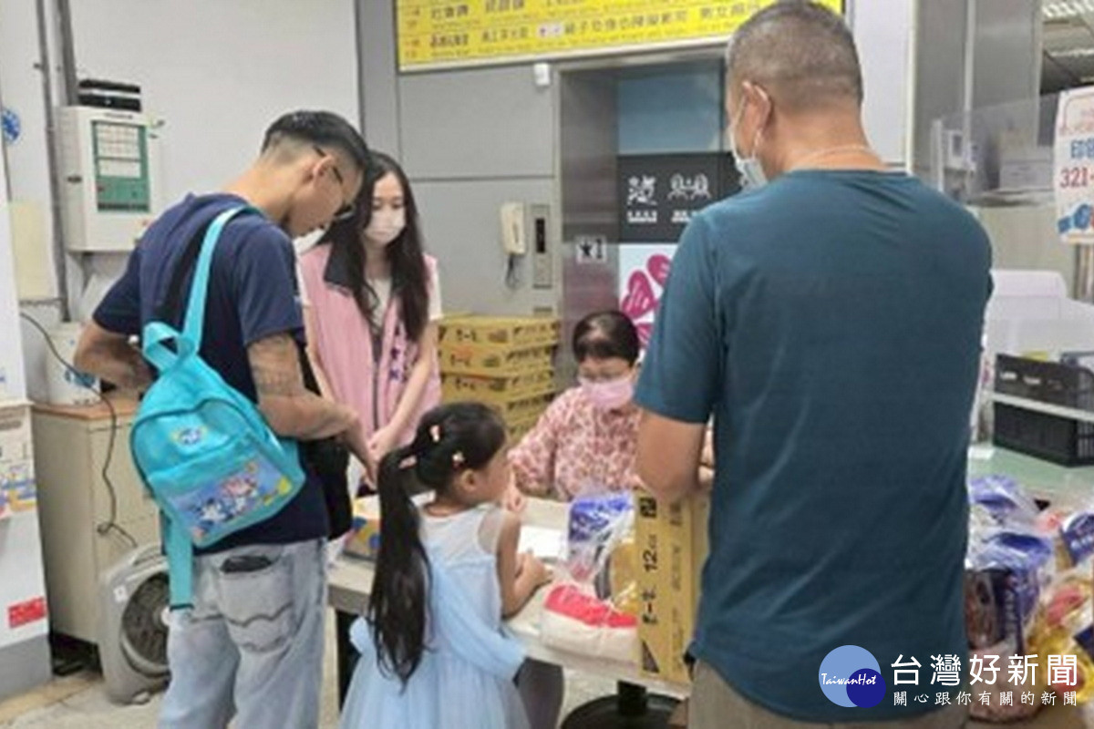 蘆竹區公所同仁及愛心團體志工協助民眾領取物資。