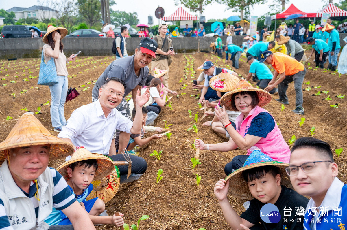 桃園市副市長蘇俊賓於「114年平鎮農畜產好食節」活動中一起下田種菜。<br />
