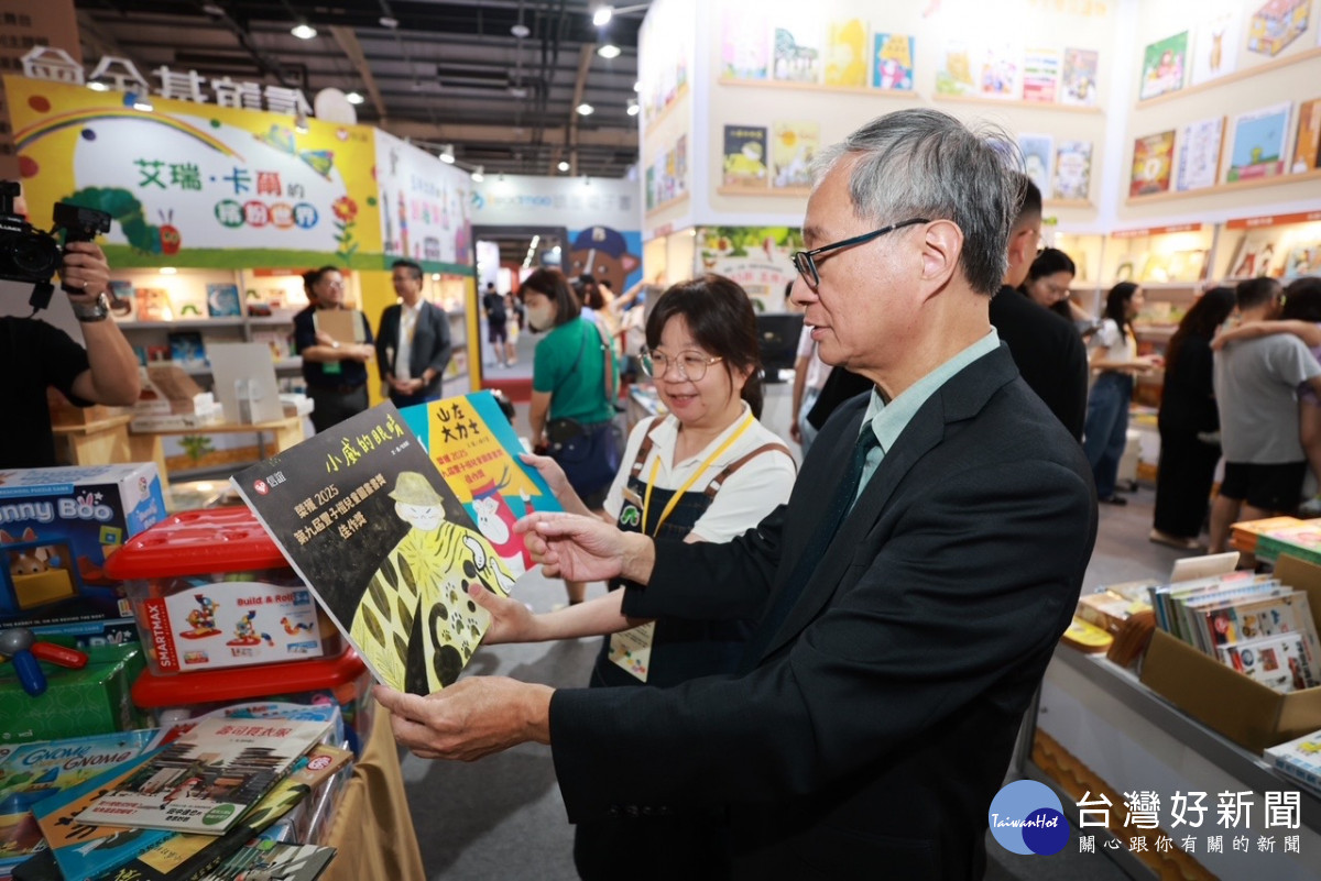 李遠部長再次走訪臺灣國際兒少書展各個展位，邀請大家把握最後一天逛書展、買好書。<br />
