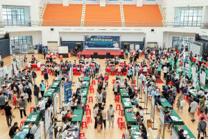 嘉義縣政府今天在朴子市嘉義縣立體育館舉辦今年度第2場大型徵才活動／嘉義縣府提供