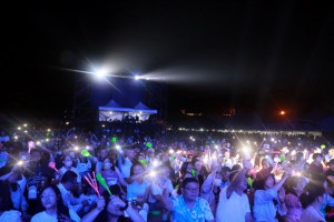 去年的民歌之夜吸引許多老中青朋友觀賞。（記者扶小萍攝）