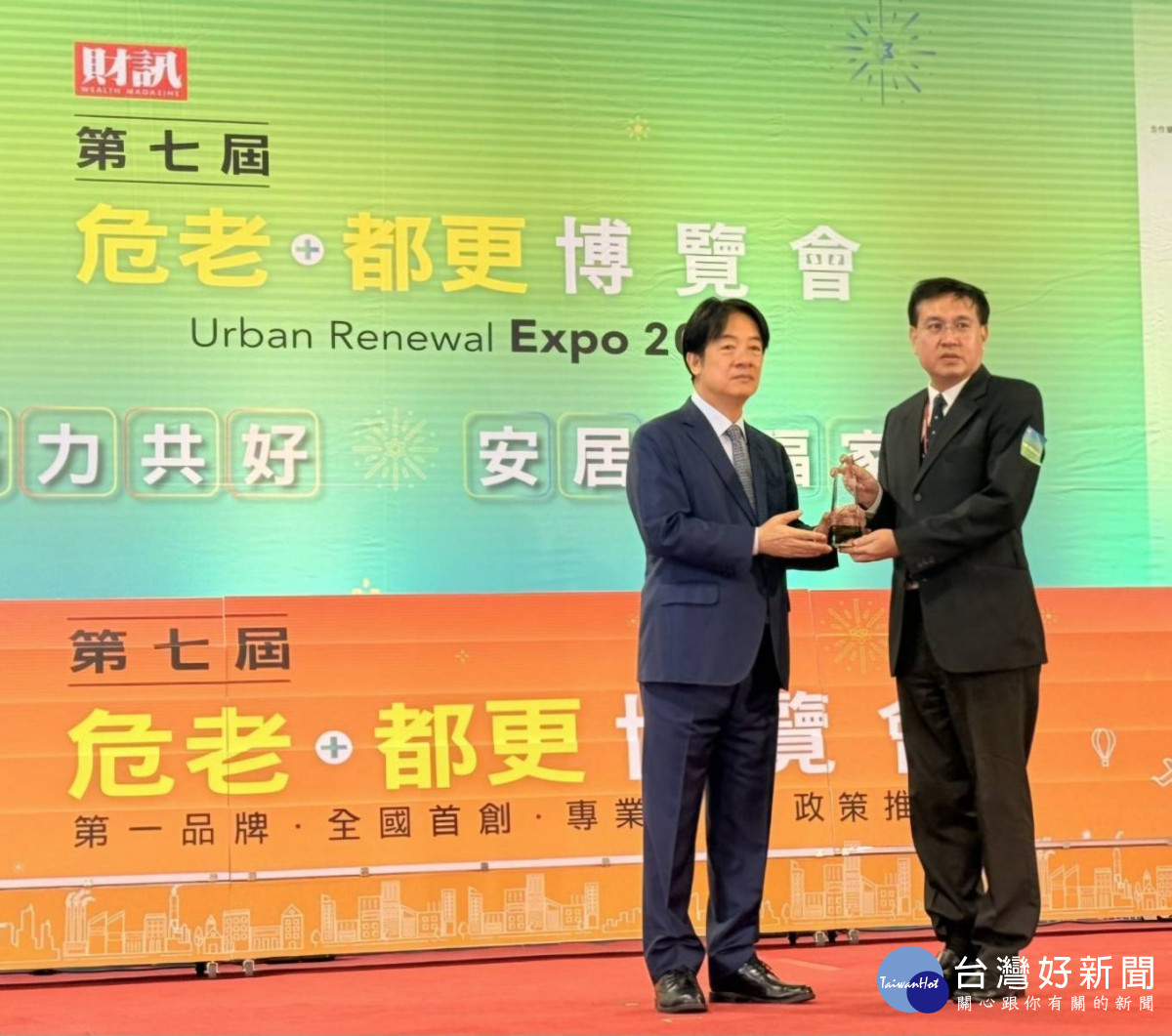 賴清德總統頒獎給中市府都發局長李正偉
