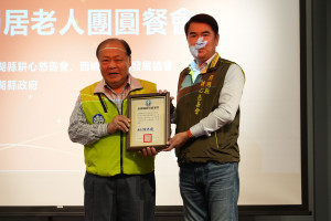 中秋送暖圍爐團圓　陳光復與獨居長輩共度佳節
