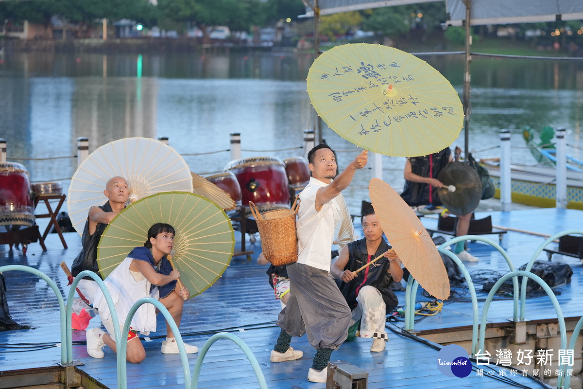 莫比斯圓環創作公社帶來4幕沉浸式劇場「大池乘光」，完美詮釋客家文學脈絡。<br />

