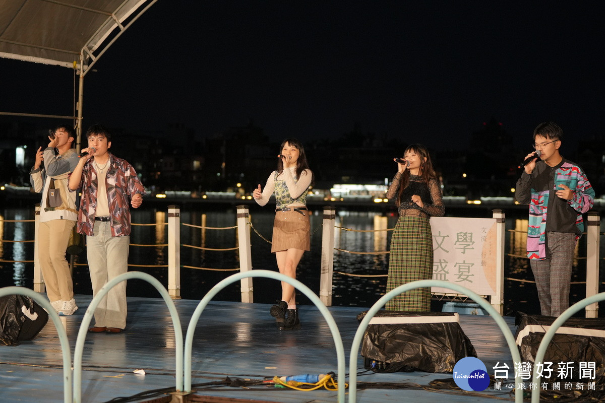 留聲樂團以融合古典與流行的人聲表演，以「魯冰花」曲目帶民眾重回客家文學記憶。<br />
