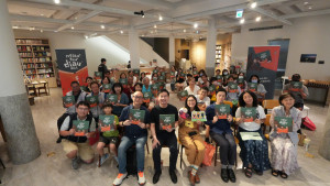 午後的新書發表會吸引許多民眾參加。