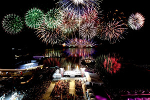 日月潭花火嘉年華煙火綻亮璀璨夜空近2萬遊客讚嘆。（日管處提供）