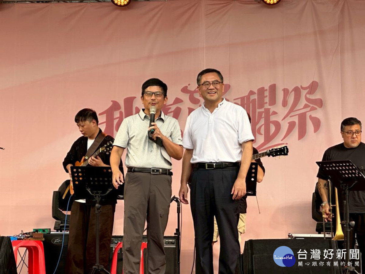 「秋夜爵醒祭-酒神的咆勃」9月20、21兩日，農村水保署蘇茂祥代理署長及霧峰農會總幹事黃景建在活動開幕邀民眾品嘗在地特色地酒-禁止酒駕‧酒後不開車。（圖/地方中心）