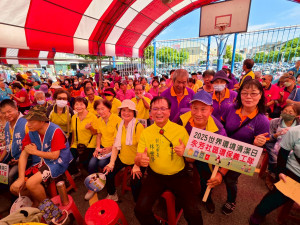 林世賢市長和環保義工相見歡。圖／記者鄧富珍翻攝