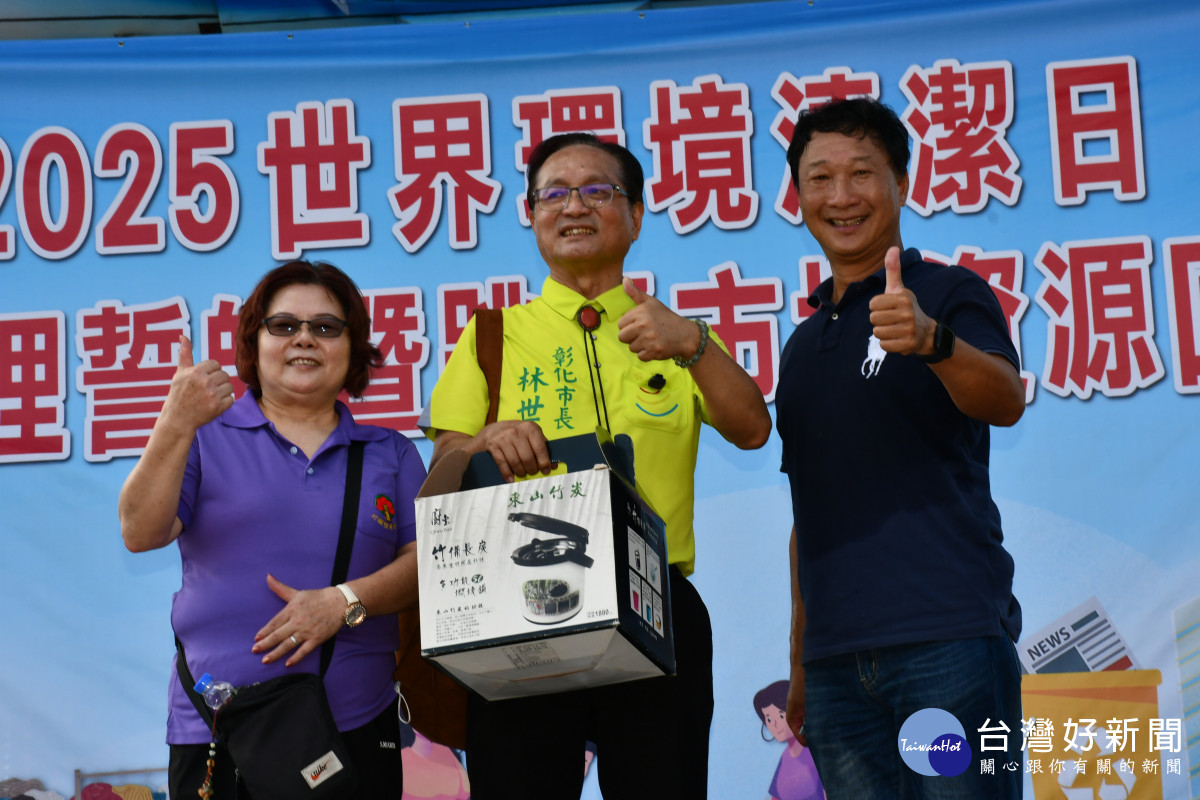 林世賢市長主持義賣。圖／記者鄧富珍翻攝