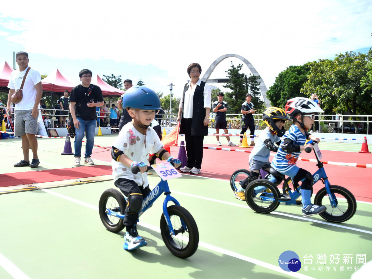 「童玩時光機」親子齊運動，彰化縣歡慶國民體育日，縣長王惠美親臨現場與民眾同樂。圖／記者鄧富珍翻攝