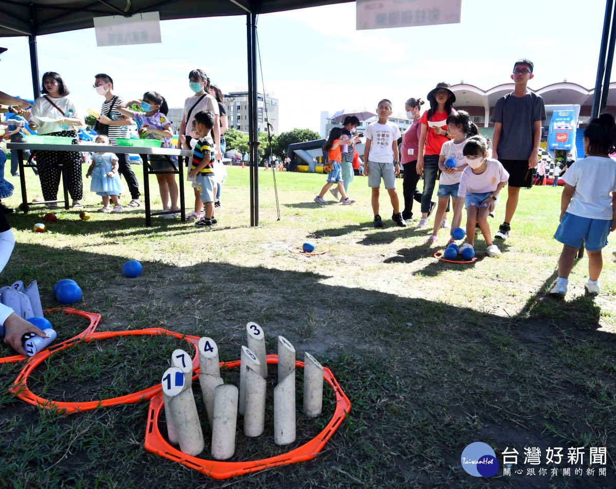 「童玩時光機」親子齊運動，彰化縣歡慶國民體育日，縣長王惠美親臨現場與民眾同樂。圖／記者鄧富珍翻攝
