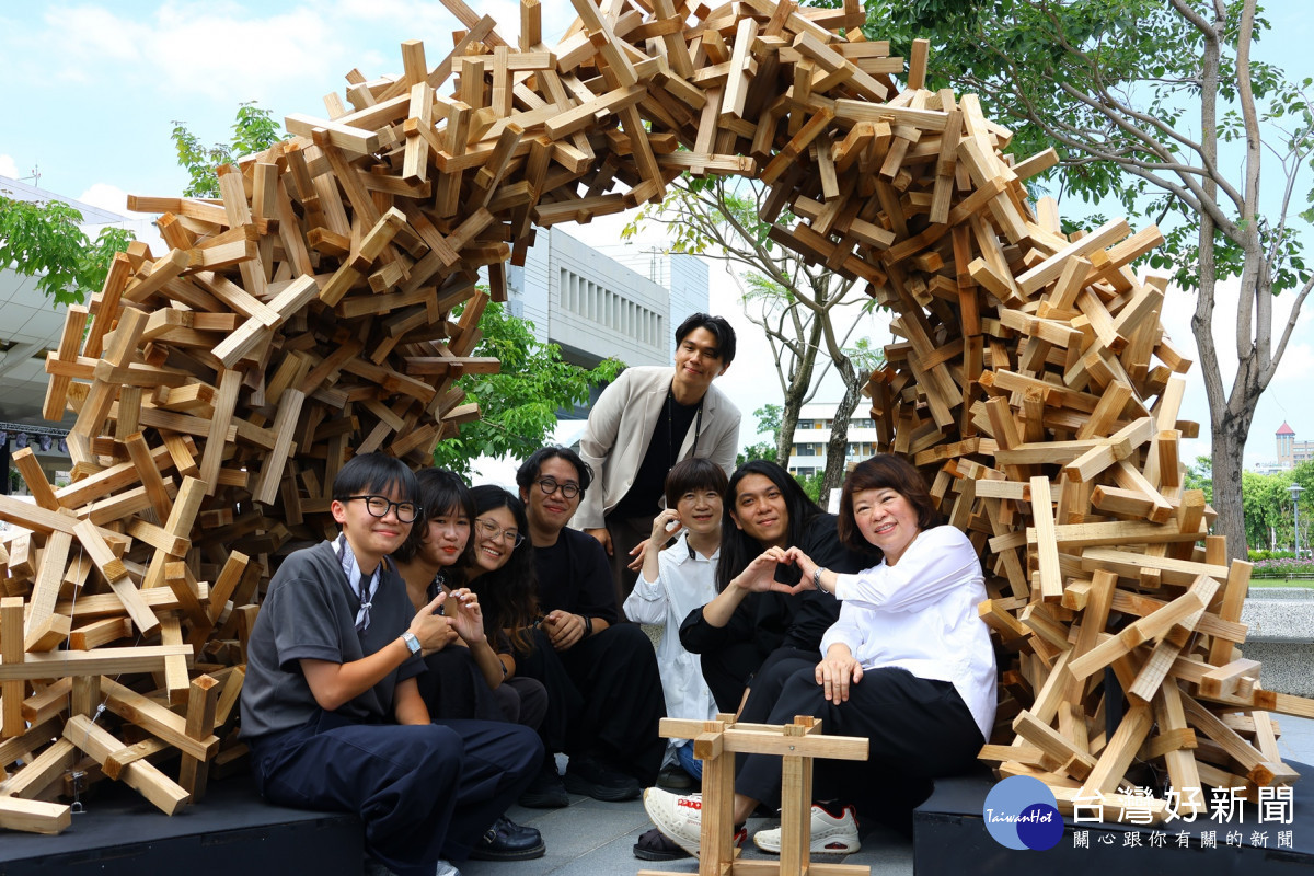 10座得獎作品將持續在文化局廣場展出至10月5日／嘉義市府提供