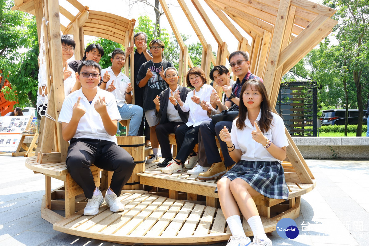 10座得獎作品將持續在文化局廣場展出至10月5日／嘉義市府提供