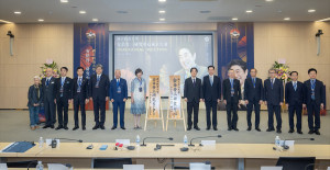 總統賴清德（中右者）21日出席「國立政治大學安倍晉三研究中心」成立，已故日本前首相安倍晉三的遺孀安倍昭惠女士（中左者），亦來台出席活動。（圖／總統府Flickr）