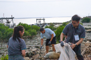 上福集團新任董事長王國印親自參與淨灘行動，以實際行動宣示守護海線、落實源頭減塑的決心。