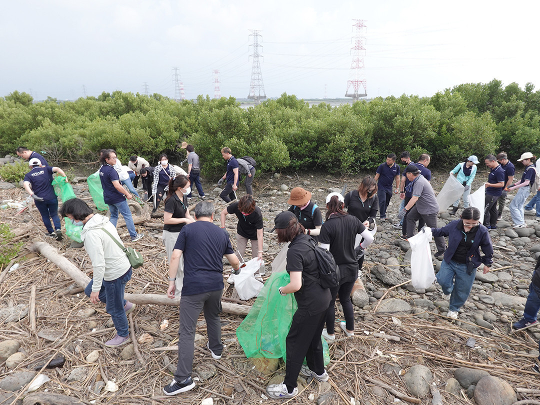 上福全球科技、美商開頓公司、台中港酒店、中港皇家建設齊聚台中麗水漁港，共同參與集團首次聯合淨灘。