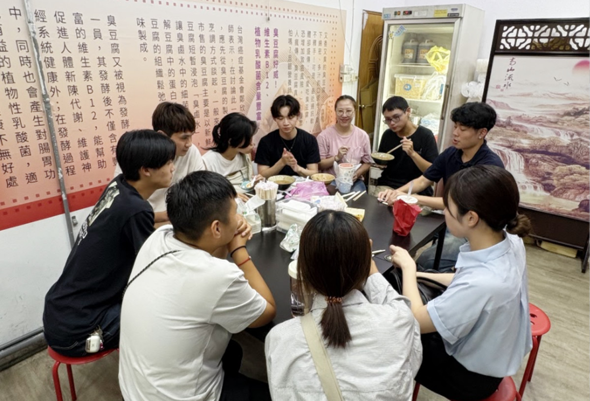 新潟醫療福祉大學師生體驗台灣夜市美食吃臭豆腐。（弘光科大提供）