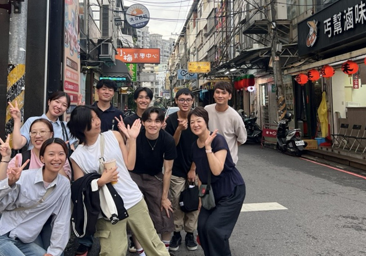 新潟醫療福祉大學師生逛台灣夜市。（弘光科大提供）