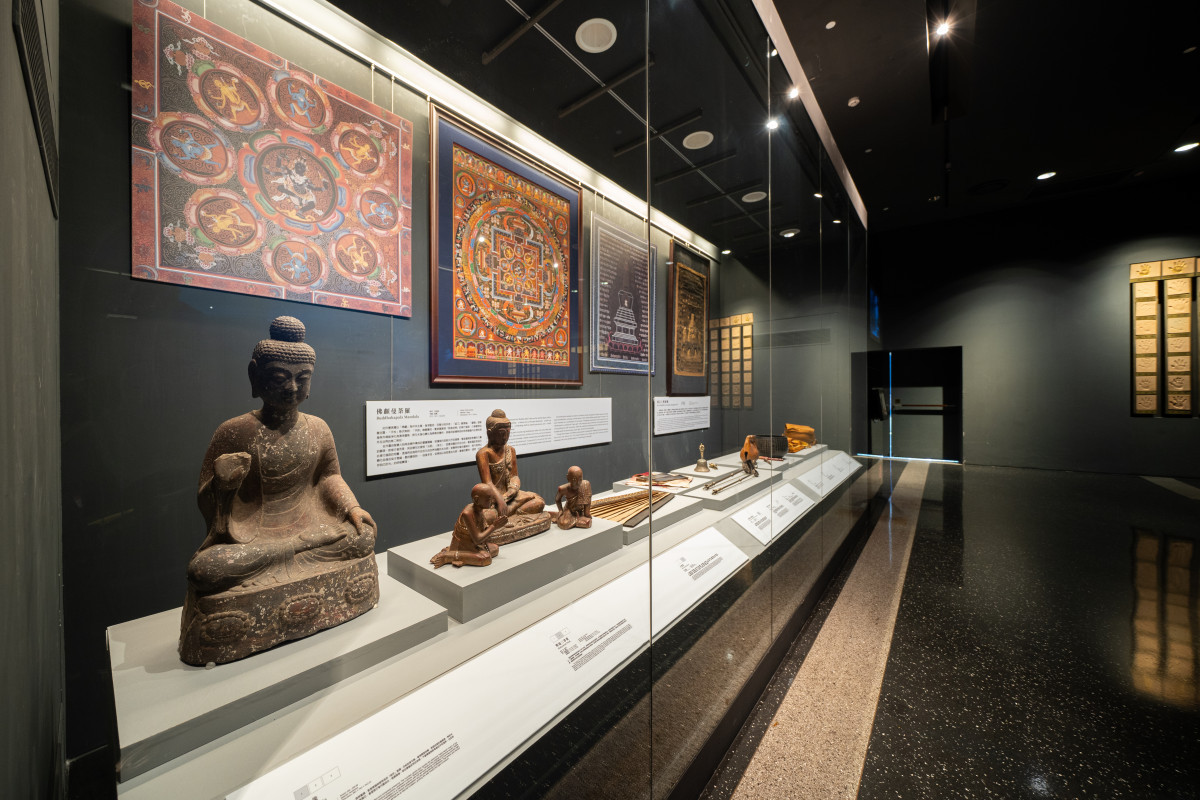 第二展區在世界宗教展示大廳橫發的輪展櫃呈現