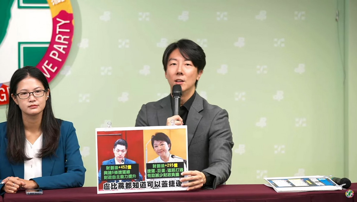 民主進步黨發言人吳崢（中）與台北市議員林亮君（左）。（圖／翻攝自民進黨YouTube直播）