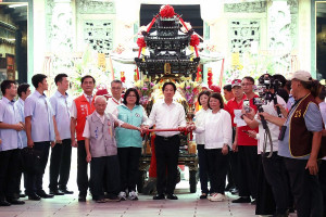 總統賴清德由嘉義城隍廟董事長賴永川、民進黨秘書長徐國勇、民進黨立委王美惠、嘉義市議會議長陳姿妏、嘉義市長黃敏惠(左至右)等人陪同參與起駕典禮。（圖／陳致愷翻攝）