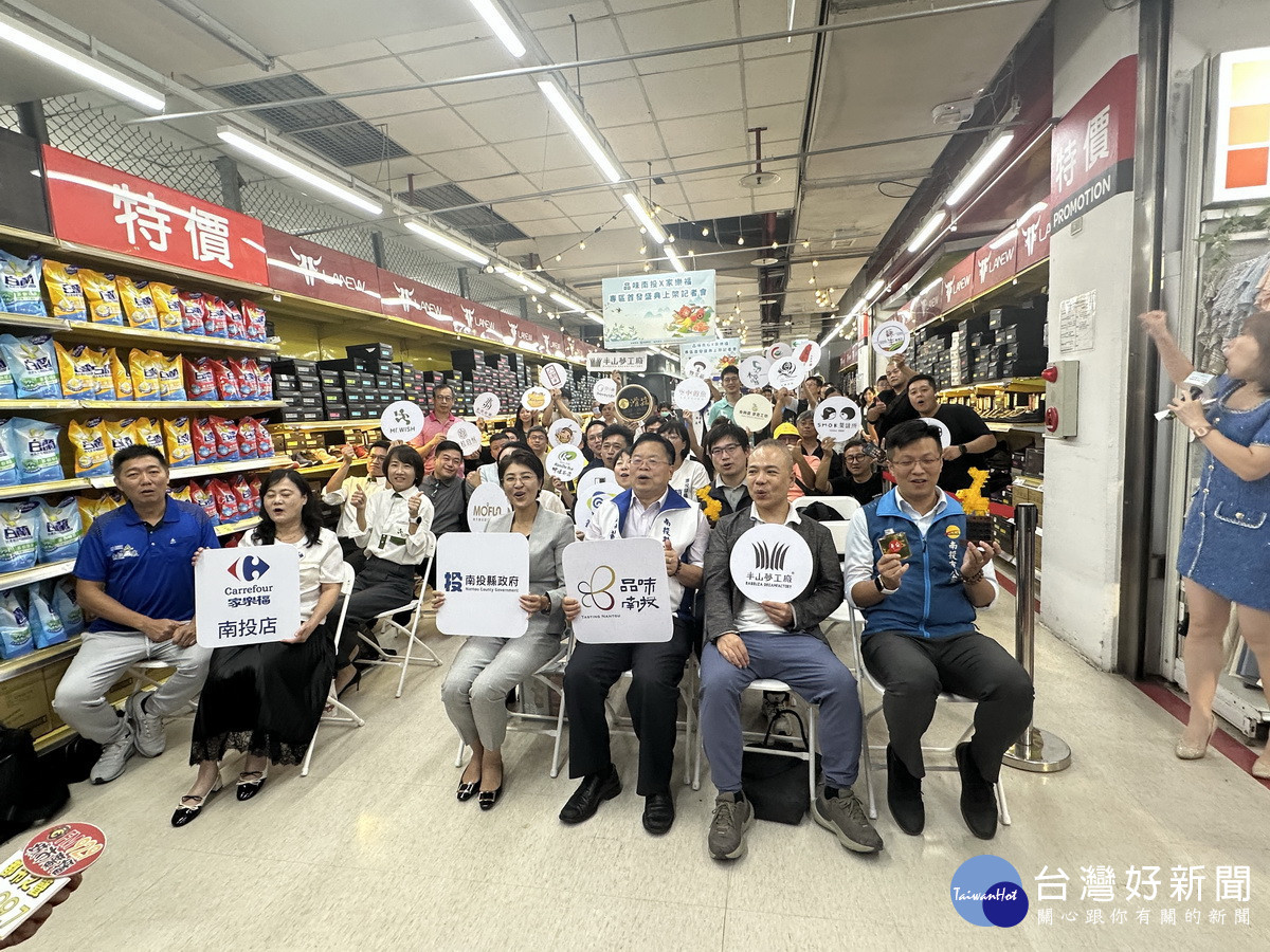 全縣22家業者一同參與進駐家樂福專區。（記者扶小萍攝）