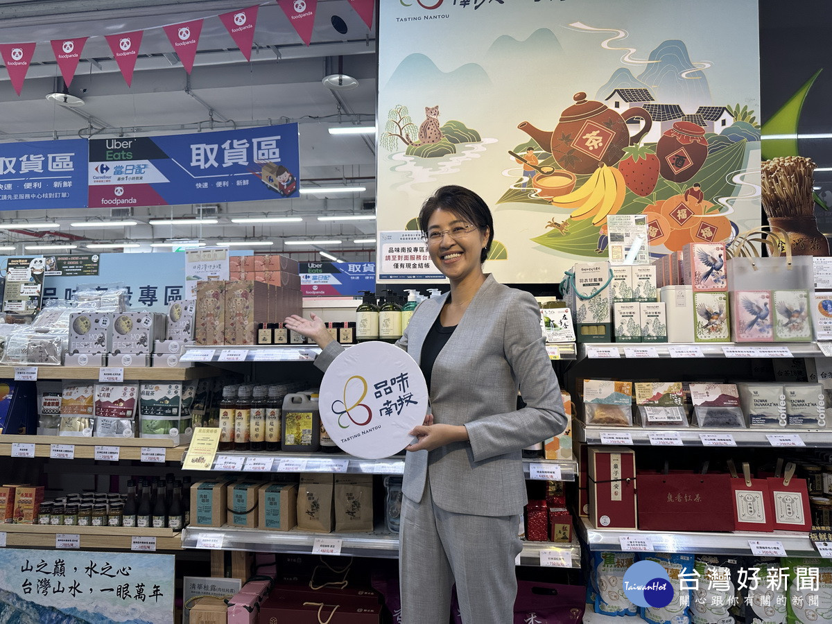 許淑華縣長推薦品味南投各項優質產品可讓民眾購物獲得滿足。（記者扶小萍攝）