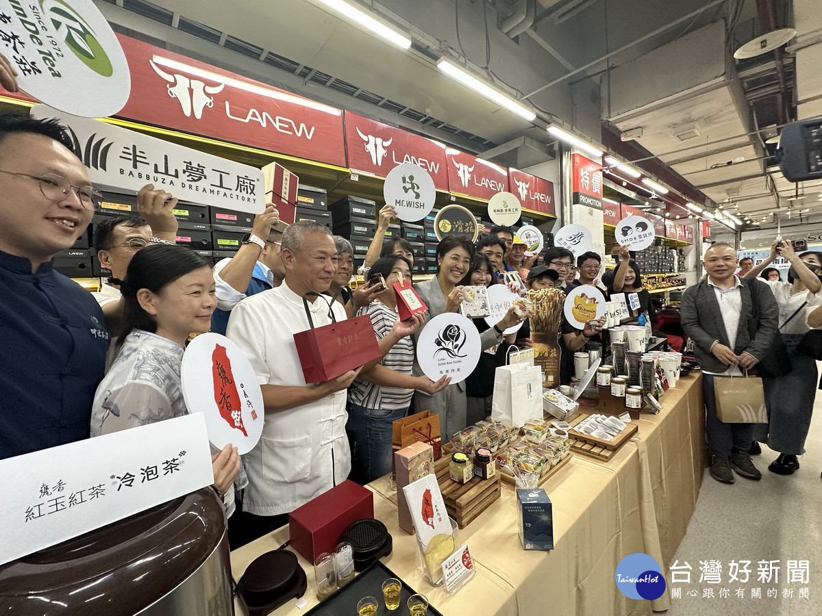 各業者出席記者會展示南投農產及加工品實力。（記者扶小萍攝）